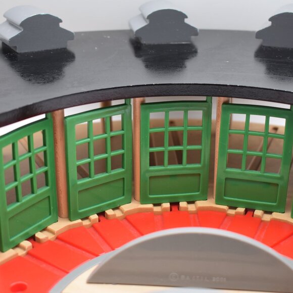 Roundhouse Train Shed w/ 5 Way Switch Track Thomas & Friend Wooden Railway 2004 - Picture 9 of 10